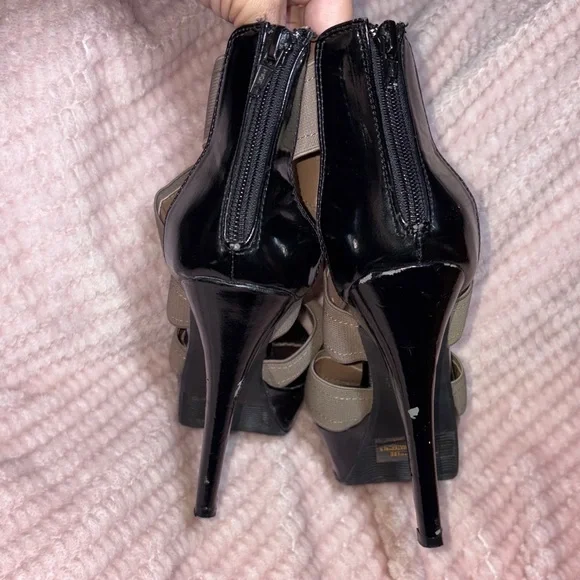 Stylish Black and Tan Women's Heels - Picture 6 of 9